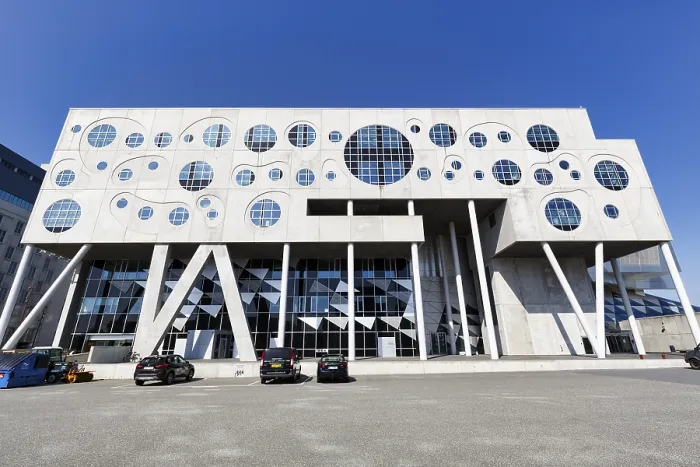 Gerahmter Druck : Fassade aus Beton und Glas. Gerahmter Druck : Fassade aus Beton und Glas.