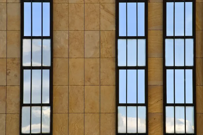 Gerahmter Druck : Fassade in drei geteilt mit Reflexion in den Fenstern. Gerahmter Druck : Fassade in drei geteilt mit Reflexion in den Fenstern.