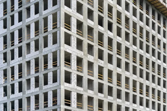 Gerahmter Druck : Fassade eines unter Bau stehenden Hauses. Gerahmter Druck : Fassade eines unter Bau stehenden Hauses.