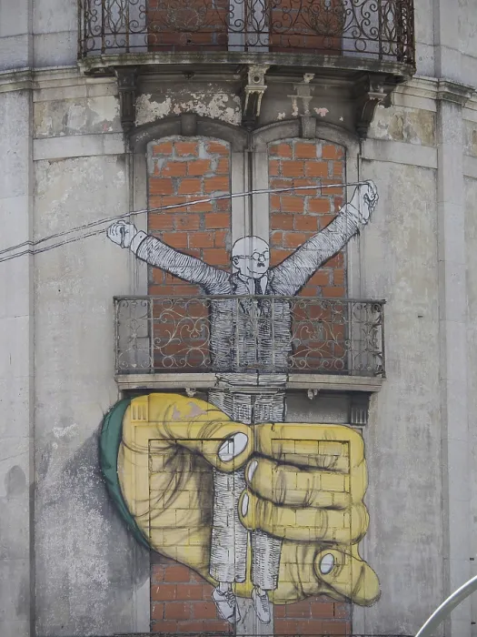 Gerahmter Druck : Fassade mit großformatiger Graffitimalerei von Figuren und Händen, die einen Stock halten. Gerahmter Druck : Fassade mit großformatiger Graffitimalerei von Figuren und Händen, die einen Stock halten.