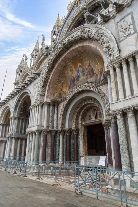 Gerahmter Druck : Fassade der Hauptpforte der St.-Markus-Basilika in Venedig. Gerahmter Druck : Fassade der Hauptpforte der St.-Markus-Basilika in Venedig.