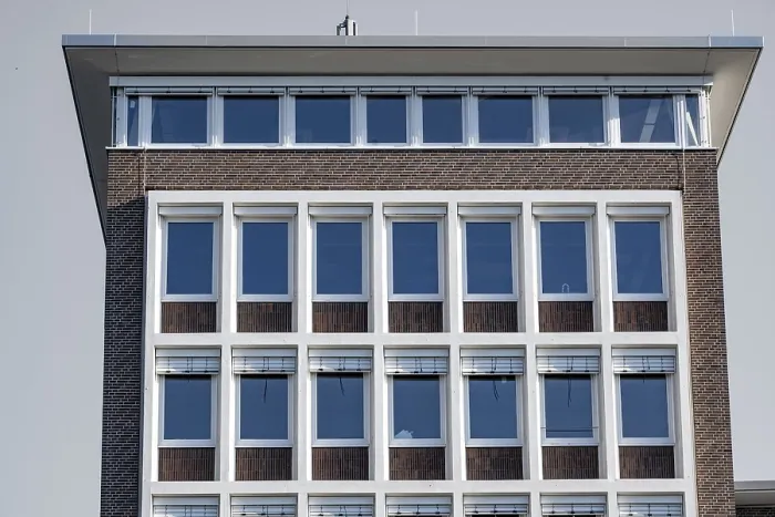 Gerahmter Druck : Fassade eines modernen großen Hauses, Wand mit Fenstern. Gerahmter Druck : Fassade eines modernen großen Hauses, Wand mit Fenstern.
