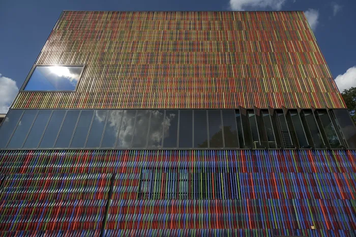 Gerahmter Druck : Fassade aus farbenfrohen Keramikstäben Gerahmter Druck : Fassade aus farbenfrohen Keramikstäben