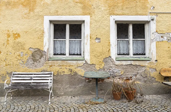 Gerahmter Druck : Fassade eines alten verfallenen Hauses. Gerahmter Druck : Fassade eines alten verfallenen Hauses.