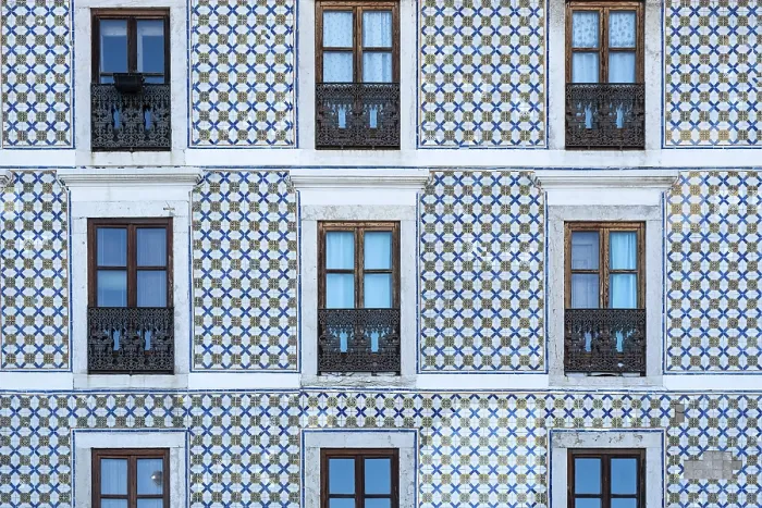 Gerahmter Druck : Fassade mit bemalten Fliesen. Gerahmter Druck : Fassade mit bemalten Fliesen.