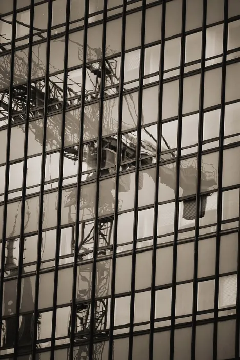Gerahmter Druck : Fassade mit Reflexion eines Kranes. Gerahmter Druck : Fassade mit Reflexion eines Kranes.