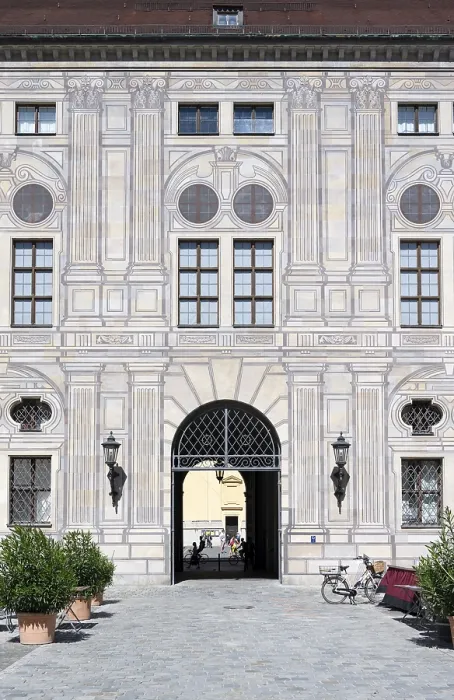Gerahmter Druck : Fassade und Tor im Kaiserhof. Gerahmter Druck : Fassade und Tor im Kaiserhof.