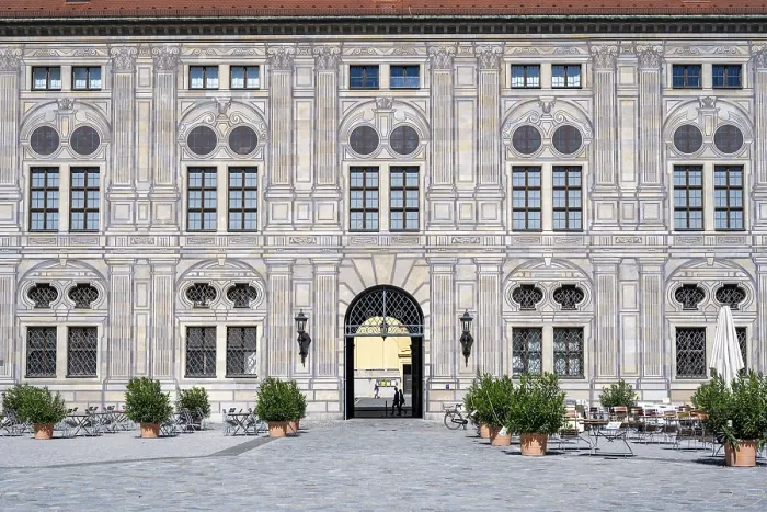 Gerahmter Druck : Fassade und Tor im Kaiserhof. Gerahmter Druck : Fassade und Tor im Kaiserhof.