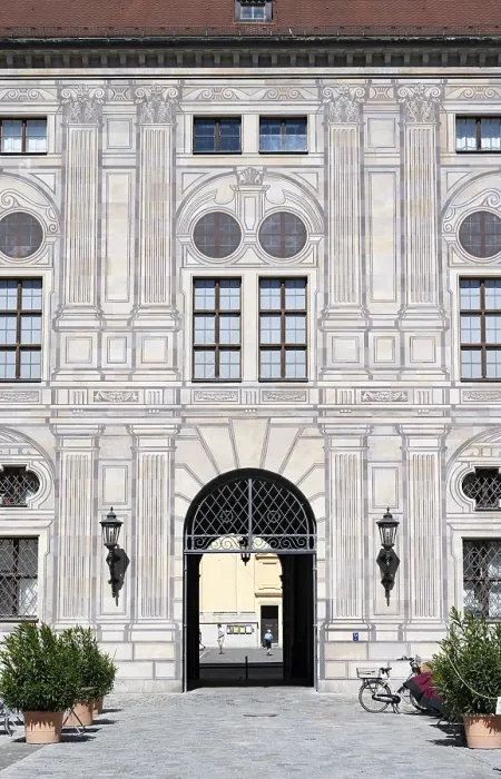 Gerahmter Druck : Fassade und Tor im Kaiserhof Gerahmter Druck : Fassade und Tor im Kaiserhof