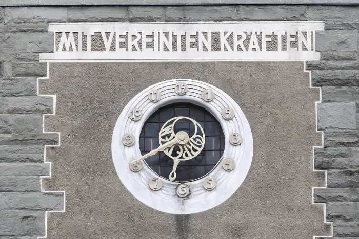 Gerahmter Druck : Fassade mit Wanduhr, historisches Gebäude. Gerahmter Druck : Fassade mit Wanduhr, historisches Gebäude.