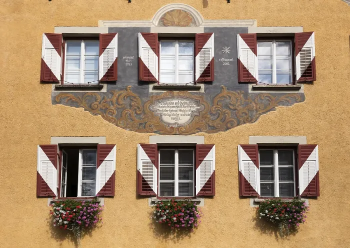 Gerahmter Druck : Detail der Fassade mit Fenstern. Gerahmter Druck : Detail der Fassade mit Fenstern.
