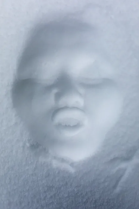 Gerahmter Druck : Gesicht im Schnee, Deutschland. Gerahmter Druck : Gesicht im Schnee, Deutschland.