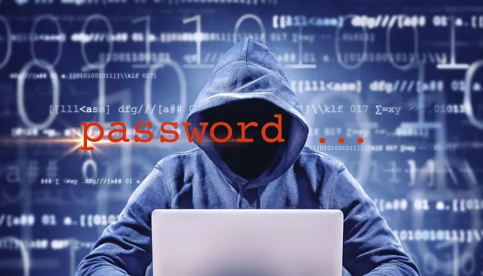 Gerahmter Druck : gesichtslose Hacker auf einem Laptop