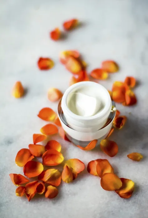 Gerahmter Druck : Gesichtsbehandlung, Anti-Aging-Skincare und Spa-Konzept - Beauty-Face-Moisturizing-Cream und Blütenblätter auf Marmor.