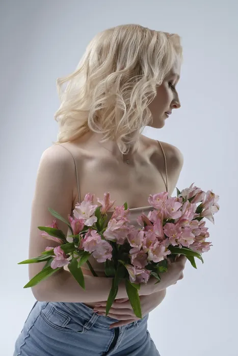 Gerahmter Druck : Eine blonde Model steht elegant. Gerahmter Druck : Eine blonde Model steht elegant.