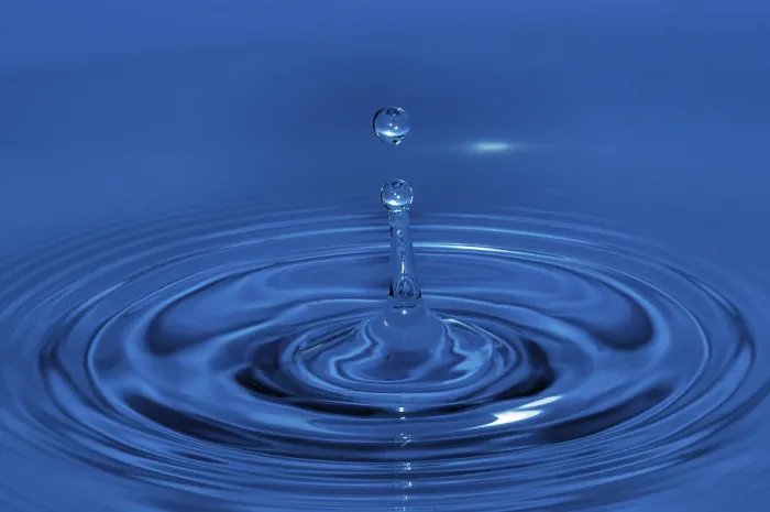 Gerahmter Druck : Tropfen fallender Wasser.