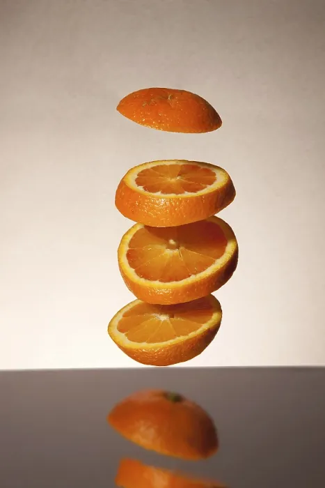 Gerahmter Druck : Fallende Orangenstücke Gerahmter Druck : Fallende Orangenstücke