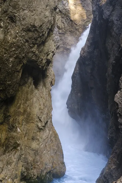 Gerahmter Druck : Kaskade im Leutaschschlucht Gerahmter Druck : Kaskade im Leutaschschlucht
