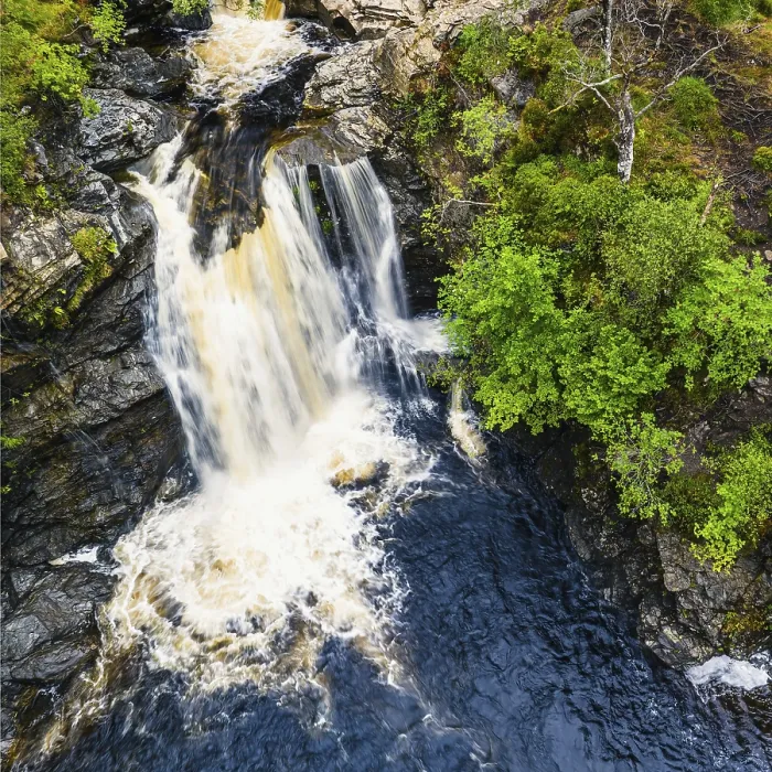 Gerahmter Druck : Fälle von Falloch aus einem Drohnen, Wasserfall auf Fluss Falloch Gerahmter Druck : Fälle von Falloch aus einem Drohnen, Wasserfall auf Fluss Falloch