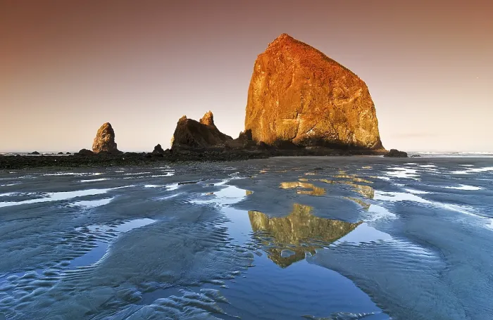 Gerahmter Druck : Famoser Haystack Rock, Monolith, solidifizierter Lava Felsen in einem Gezeitentümpel am Cannon Beach, Touristenattraktion in Clatsop County, Oregon Coast, USA.