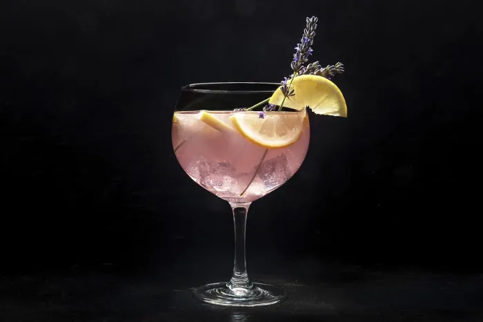 Gerahmter Druck : Feines Cocktail mit frischem Obst. Gerahmter Druck : Feines Cocktail mit frischem Obst.