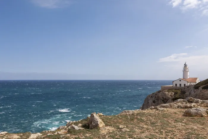 Gerahmter Druck : Leuchtturm von Far de Capdepera, Klippen Gerahmter Druck : Leuchtturm von Far de Capdepera, Klippen