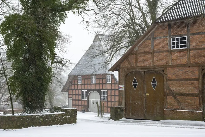 Gerahmter Druck : Bauernhof in Dotingen im Winter.