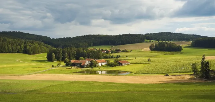 Gerahmter Druck : Mehrere Bauernhöfe und ein Teich, umgeben von Feldern. Gerahmter Druck : Mehrere Bauernhöfe und ein Teich, umgeben von Feldern.