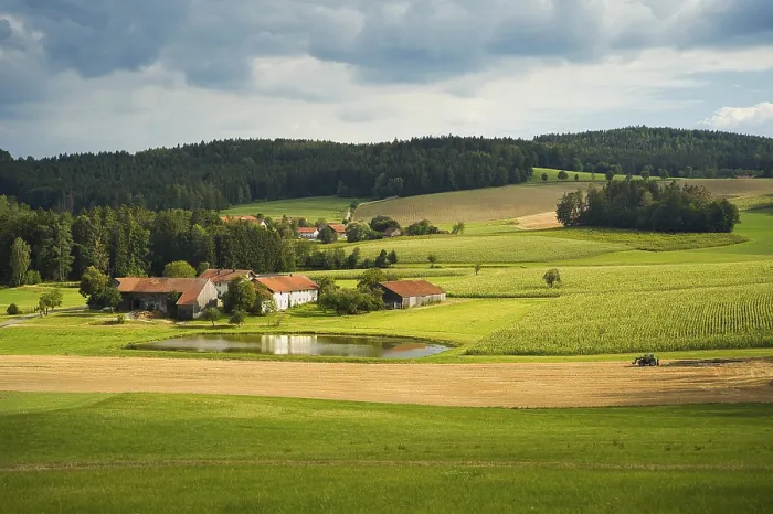 Gerahmter Druck : Einige Bauernhöfe und ein Teich, umgeben von Feldern. Gerahmter Druck : Einige Bauernhöfe und ein Teich, umgeben von Feldern.