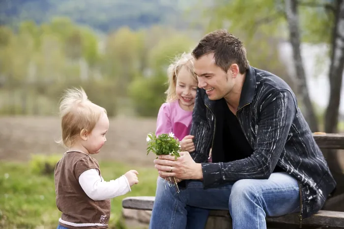 Gerahmter Druck : Vater und Kinder im Frühling. Gerahmter Druck : Vater und Kinder im Frühling.