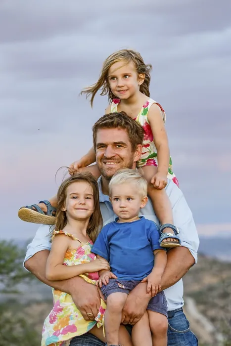 Gerahmter Druck : Vater mit drei jungen Kindern. Gerahmter Druck : Vater mit drei jungen Kindern.