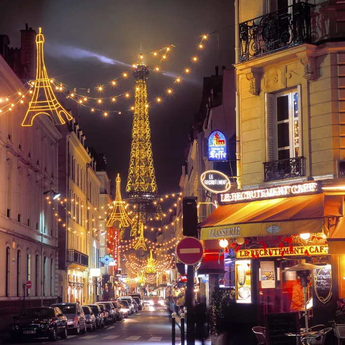 Gerahmter Druck : Weihnachtslichter mit dem Eiffelturm im Hintergrund.