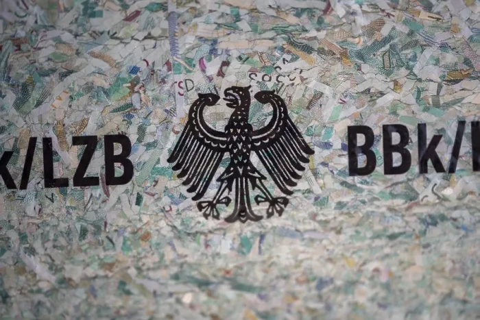 Gerahmter Druck : Bundesadler, zerrissene D-Mark-Scheine, Deutschland. Gerahmter Druck : Bundesadler, zerrissene D-Mark-Scheine, Deutschland.