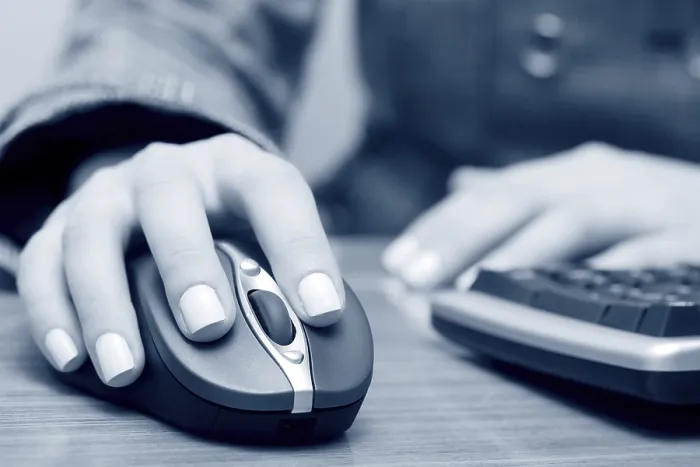 Gerahmter Druck : Weibliche Hand hält Computermaus. Gerahmter Druck : Weibliche Hand hält Computermaus.