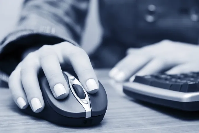 Gerahmter Druck : Weibliche Hände arbeiten am Computer. Gerahmter Druck : Weibliche Hände arbeiten am Computer.