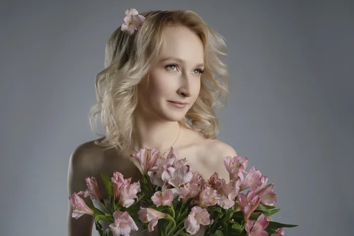 Gerahmter Druck : Eine elegante weibliche Model steht in einem Studio. Gerahmter Druck : Eine elegante weibliche Model steht in einem Studio.