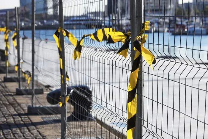 Gerahmter Druck : Zaun mit Bändern auf einem Baustellen. Gerahmter Druck : Zaun mit Bändern auf einem Baustellen.