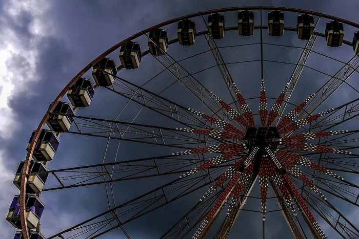 Gerahmter Druck : Riesenrad und Sturmwolken Gerahmter Druck : Riesenrad und Sturmwolken