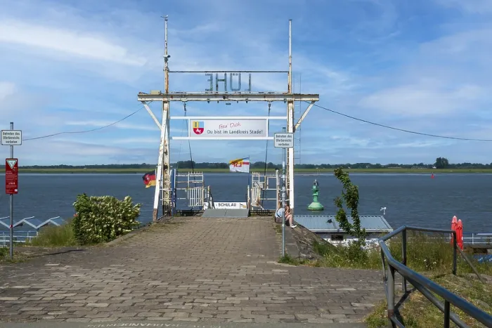 Gerahmter Druck : Fährensteg in Luhe an der Elbe, Landkreis Stade, Deutschland Gerahmter Druck : Fährensteg in Luhe an der Elbe, Landkreis Stade, Deutschland