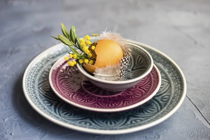 Gerahmter Druck : Festliches Tischsetting für Ostern-Feiertagsdinner, dekoriert mit Blumen und Eiern. Gerahmter Druck : Festliches Tischsetting für Ostern-Feiertagsdinner, dekoriert mit Blumen und Eiern.