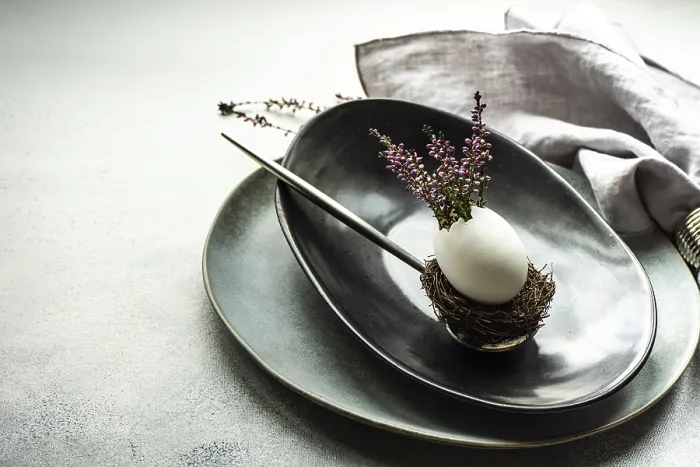 Gerahmter Druck : Festliches Tischsetting für Ostern-Feierabendessen, dekoriert mit Eiern. Gerahmter Druck : Festliches Tischsetting für Ostern-Feierabendessen, dekoriert mit Eiern.