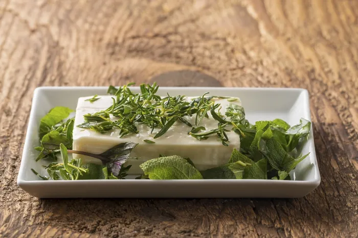 Gerahmter Druck : Feta-Käse in Kräutern marinierter. Gerahmter Druck : Feta-Käse in Kräutern marinierter.