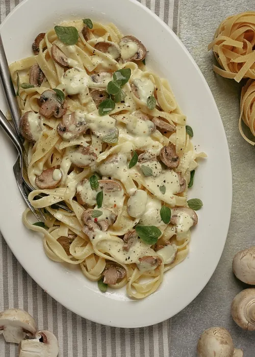 Gerahmter Druck : Fettuccine mit Champignons, Basilikum. Gerahmter Druck : Fettuccine mit Champignons, Basilikum.