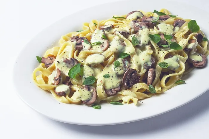 Gerahmter Druck : Fettuccine mit Champignons, Basilikum. Gerahmter Druck : Fettuccine mit Champignons, Basilikum.