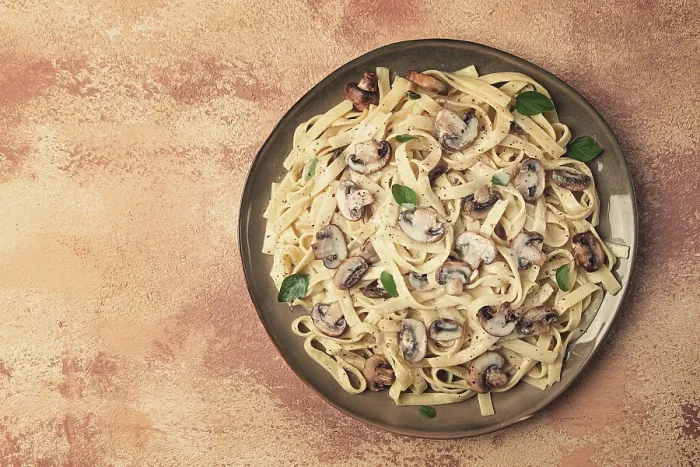 Gerahmter Druck : Fettuccine mit Champignons, Basilikum. Gerahmter Druck : Fettuccine mit Champignons, Basilikum.