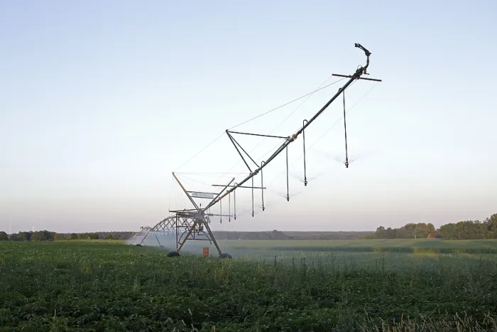 Gerahmter Druck : Bewässerung eines Kartoffelfeldes in Melbeck, Niedersachsen, Deutschland Gerahmter Druck : Bewässerung eines Kartoffelfeldes in Melbeck, Niedersachsen, Deutschland