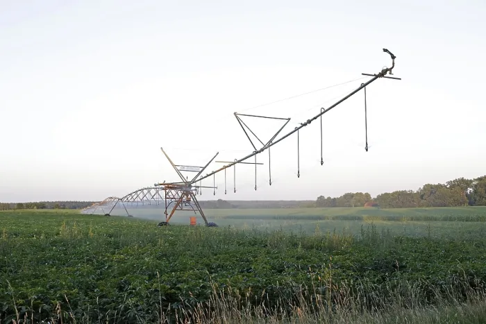 Gerahmter Druck : Bewässerungssystem in einem Kartoffelfeld bei Melbeck, Niedersachsen, Deutschland Gerahmter Druck : Bewässerungssystem in einem Kartoffelfeld bei Melbeck, Niedersachsen, Deutschland
