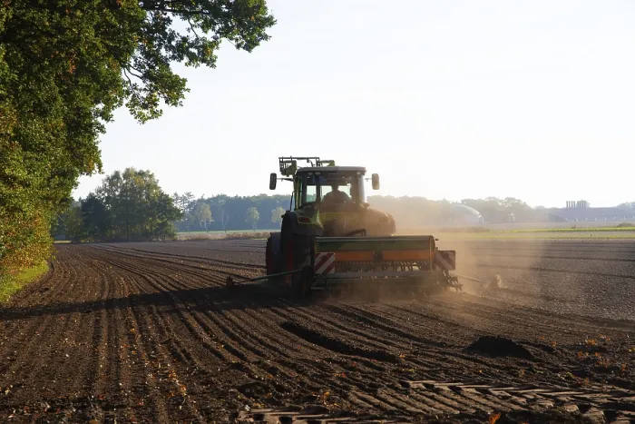 Gerahmter Druck : Feldarbeit mit dem Traktor im Feld. Gerahmter Druck : Feldarbeit mit dem Traktor im Feld.