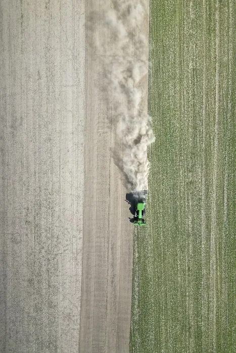 Gerahmter Druck : Feldarbeit, Traktor, Pflügen. Gerahmter Druck : Feldarbeit, Traktor, Pflügen.