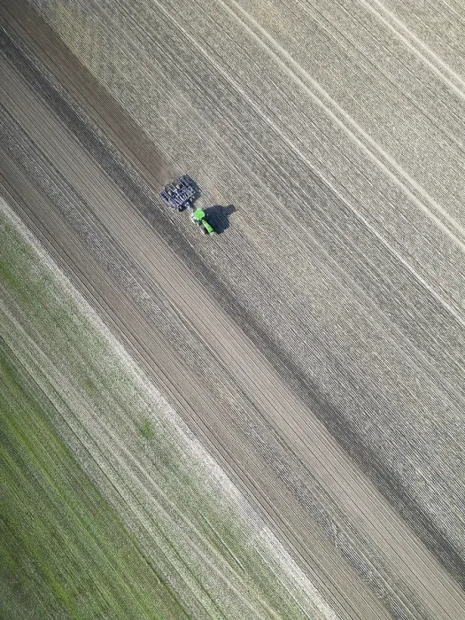 Gerahmter Druck : Feldarbeit, Traktor, Pflügen. Gerahmter Druck : Feldarbeit, Traktor, Pflügen.